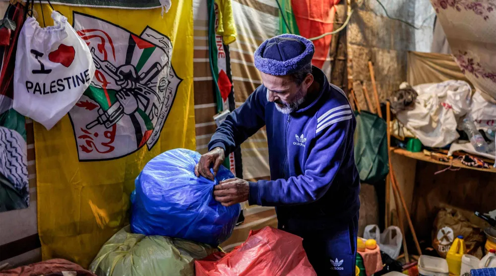 سمير أبو صلاح في خيمة اللجوء بنابلس (أ.ف.ب)