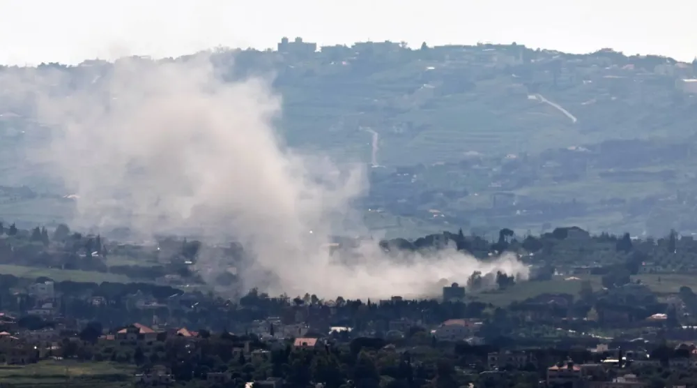 İsrail bombardımanından yükselen duman, Lübnan'ın güneyindeki bir bölgede r (EPA)