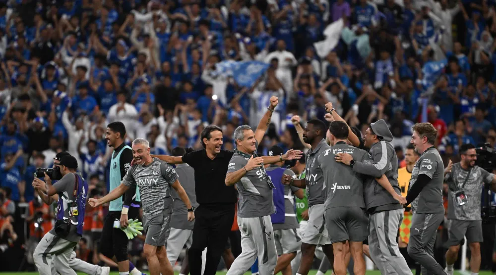 سيموني إنزاغي مدرب الهلال وطاقمه الفني واحتفالية اللقب (تصوير: علي خمج) 