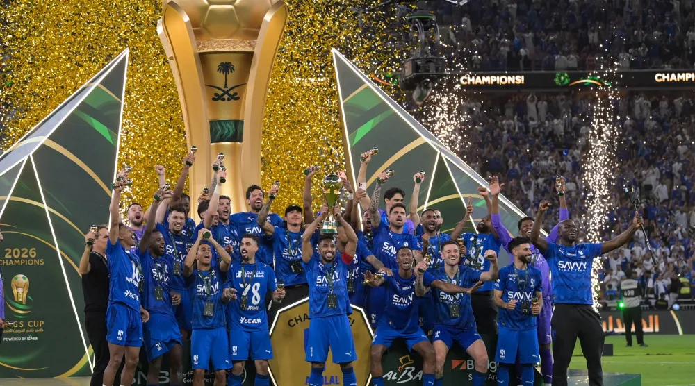 لاعبو فريق الهلال يحتفلون باللقب الملكي على أرض الملعب (تصوير: علي خمج)