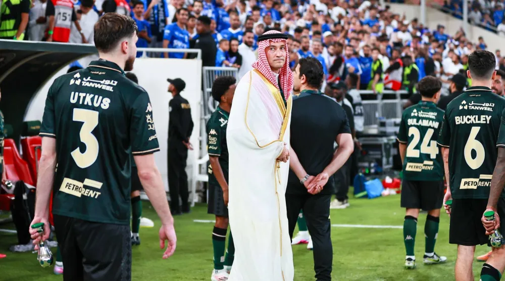 الأميركي بن هاربورغ مالك نادي الخلود مع لاعبيه بعد نهاية المباراة (تصوير: محمد المانع)