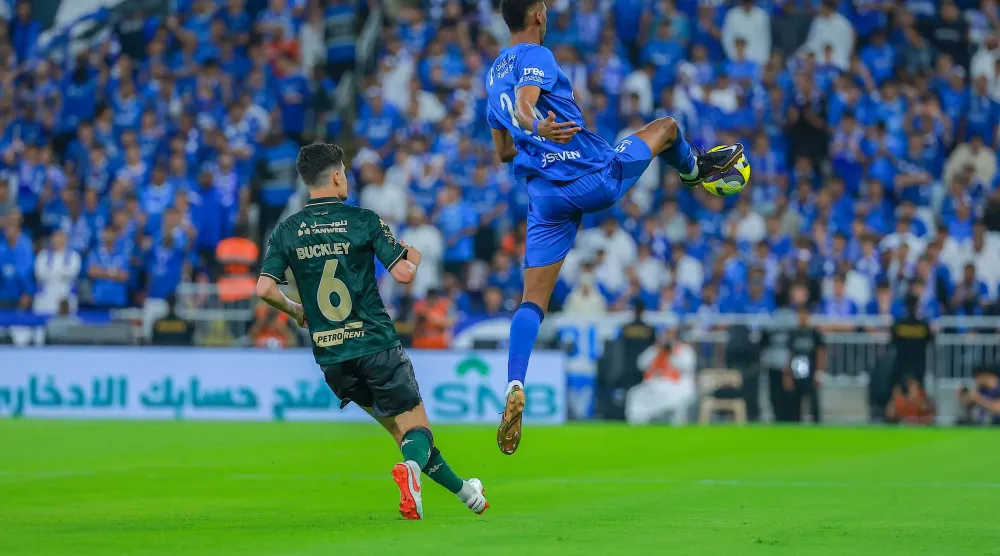  جون باكلي لاعب فريق الخلود في صراع على الكرة مع محمد كنو لاعب الهلال (تصوير: محمد المانع) 