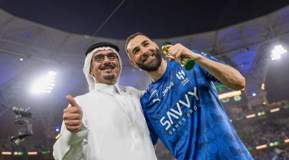 نواف بن سعد واحتفالية مع كريم بنزيمة (تصوير: علي خمج) 