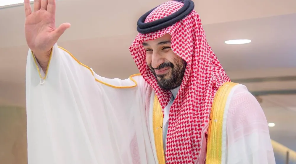 الأمير محمد بن سلمان يلوّح للجماهير الحاضرة في ملعب الإنماء (واس)