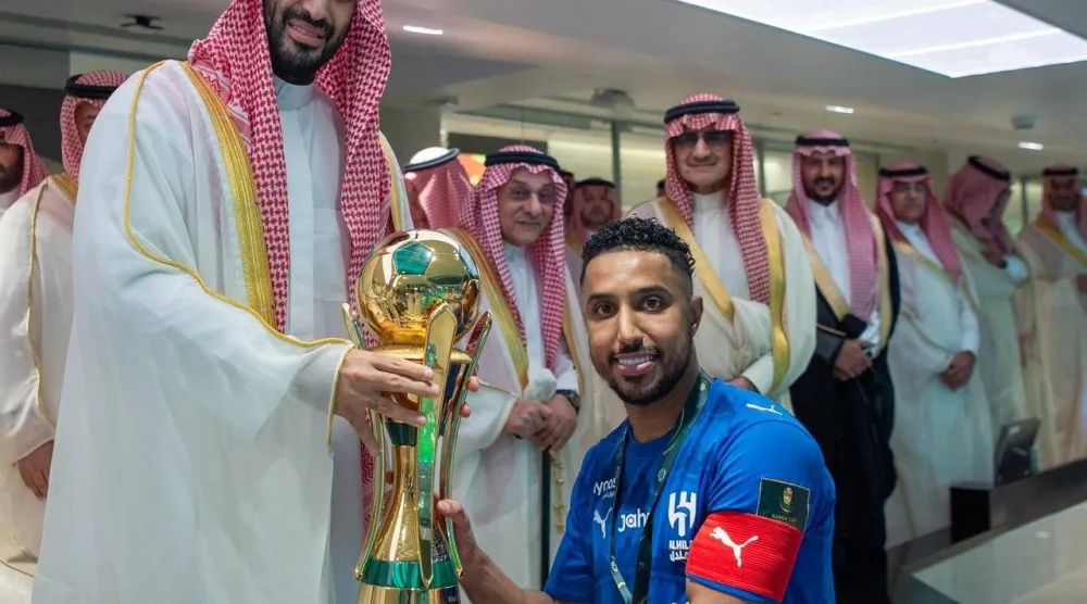 الأمير محمد بن سلمان يتوج قائد الهلال سالم الدوسري بكأس الملك (واس)