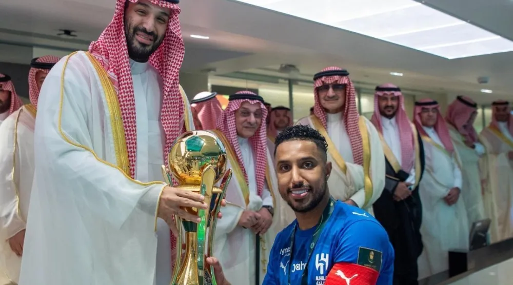 الأمير محمد بن سلمان يتوج قائد الهلال سالم الدوسري بكأس الملك (واس)