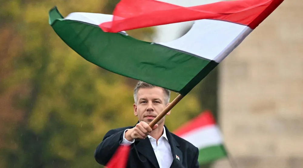 بيتر ماجار ملوّحاً بعلم بلاده (أ.ف.ب)