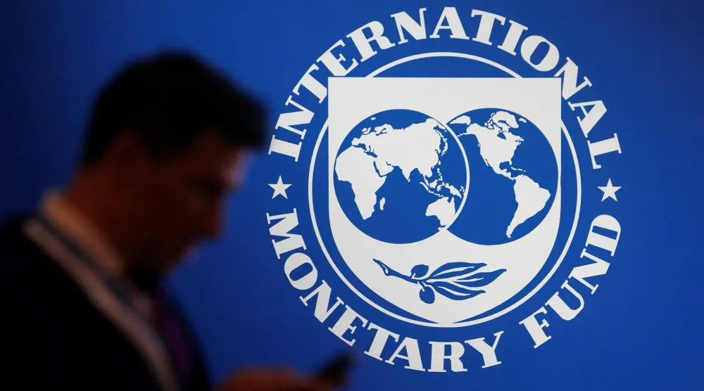 يتوقع صندوق النقد الدولي دخلاً صافياً يبلغ نحو 2.6 مليار دولار في كل من السنتين الماليتين 2027 و2028 (رويترز)