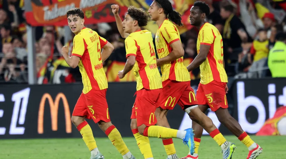 Lens' Portuguese midfielder #04 Mezian Mesloub Soares (C-L) celebrates with teammates after scoring his team's first goal during the French L1 football match between RC Lens and FC Nantes at the Stade Bollaert-Delelis stadium in Lens on May 8, 2026. (Photo by Francois LO PRESTI / AFP)
