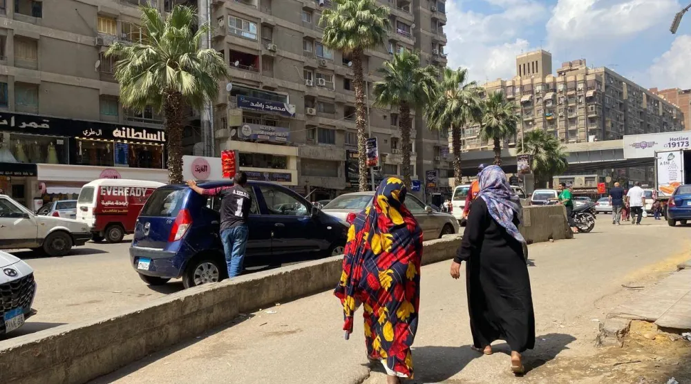 سيدتان سودانيتان تتجولان في شارع فيصل بمصر (الشرق الأوسط)