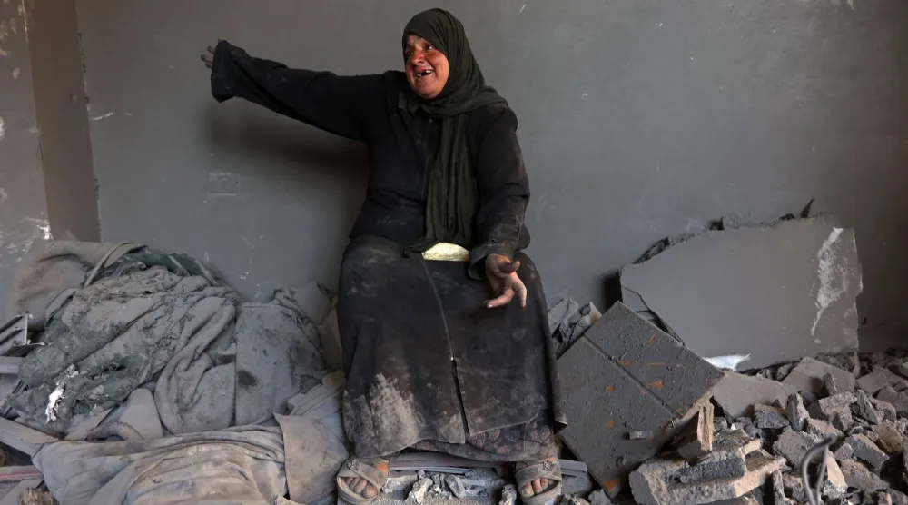 فلسطينية تبكي وسط دمار مبنى استهدفته غارة إسرائيلية في مخيم الشاطئ بمدينة غزة السبت (أ.ف.ب)
