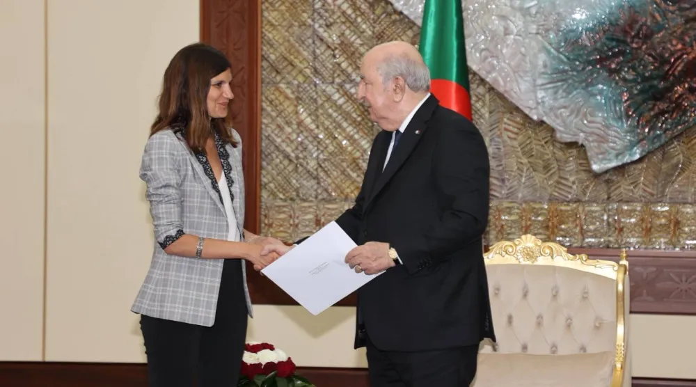 الرئيس الجزائري عبد المجيد تبون متسلماً رسائل نظيره الفرنسي من الوزيرة المكلفة شؤون القوات المسلحة وقدامى المحاربين أليس روفو (الرئاسة الجزائرية)