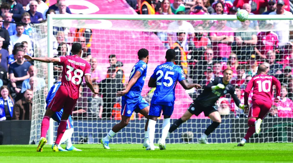 
تسديدة لاعب ليفربول راين خرافنبرخ (يسار) في طريقها لمعانقة شباك تشيلسي (د.ب.أ)