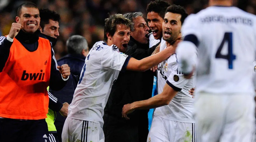 فاز مورينيو مع ريال مدريد بلقب الدوري ولقبين للكأس وكأس السوبر (أ.ب)