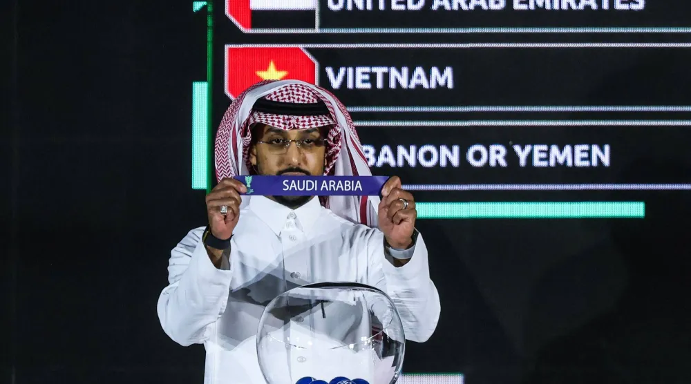 سالم الدوسري قائد الأخضر يعرض ورقة المنتخب السعودي خلال القرعة (أ.ف.ب)