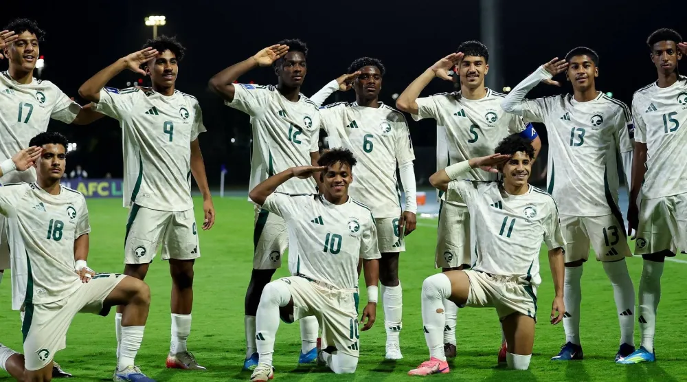 لاعبو الأخضر يحتفلون بالفوز على تايلاند (موقع المنتخب السعودي)