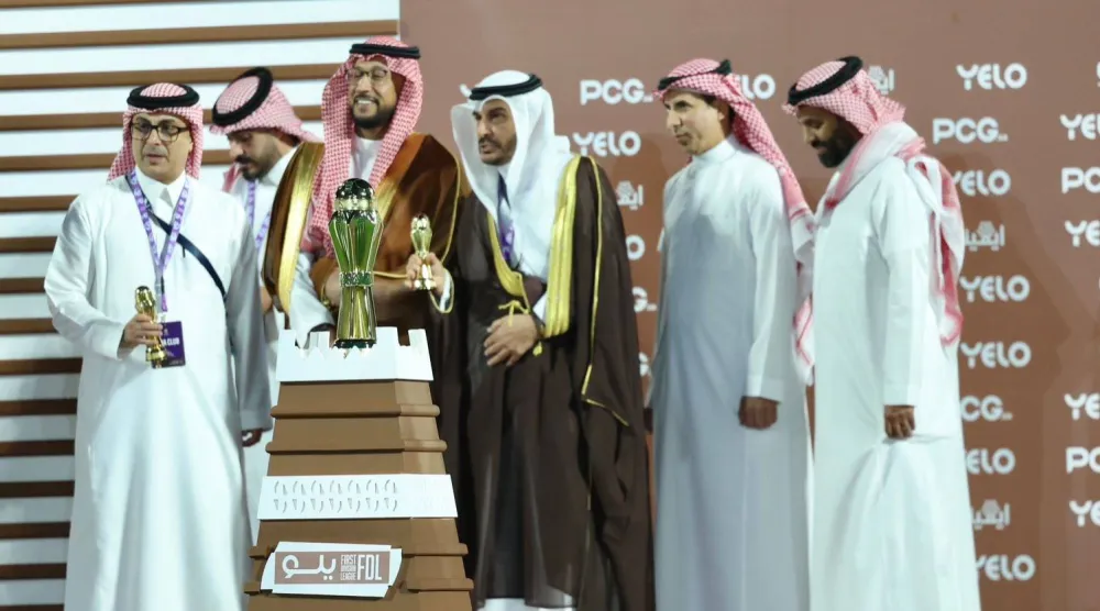 الأمير خالد بن سطام يتويج أبها بالكأس ويظهر معه سعد الأحمري رئيس النادي (الشرق الأوسط)
