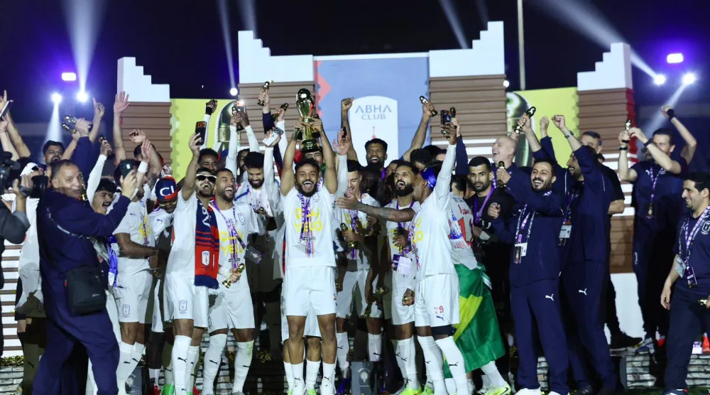 لاعبو أبها لحظة تتويجهم بكأس يلو (الشرق الأوسط)