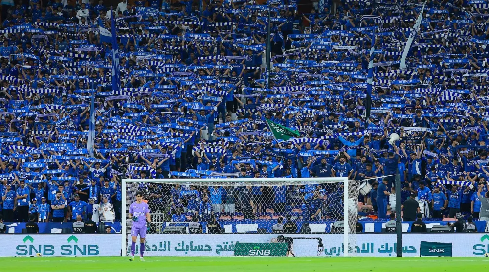 جماهير الهلال فاجأت المدرب والإدارة بتصرفها خلال الاحتفال باللقب الملكي (رويترز)