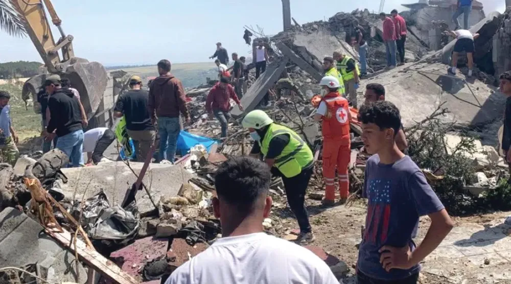 Lübnan’ın güneyindeki es-Saksakiyye beldesinde İsrail saldırısı sonucu yıkılan bir evin enkazı altından yaralıları çıkarmaya çalışan kurtarma ekipleri (Sosyal medya)