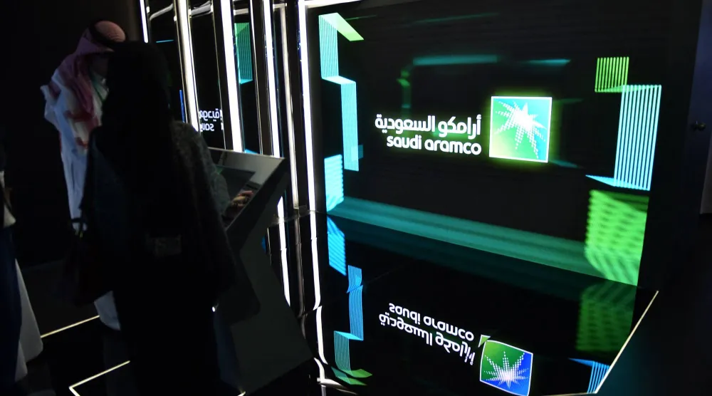 زوار يتوقفون عند جناح «أرامكو» في معرض مسك العالمي (أرشيفية - أ.ف.ب)
