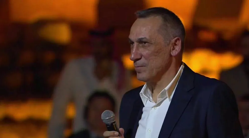 جورجيوس دونيس خلال حديثه في قرعة كأس آسيا 2027 (الشرق الأوسط)