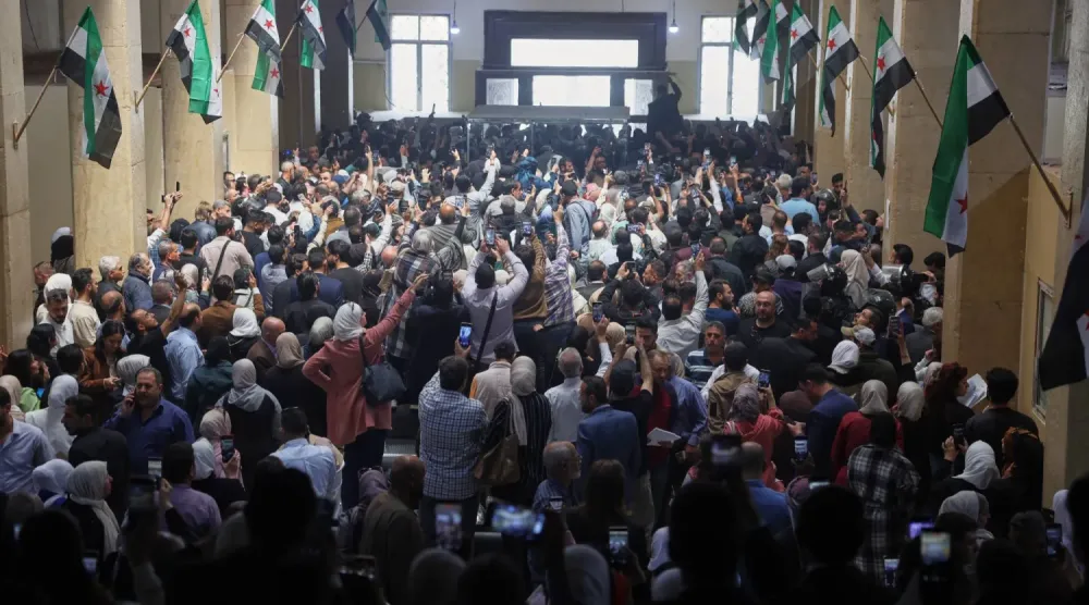 Suriyeliler, 26 Nisan 2026’da Şam’da Atıf Necib’in ilk duruşması sırasında “Adalet Sarayı” salonunda görülüyor. (AP)