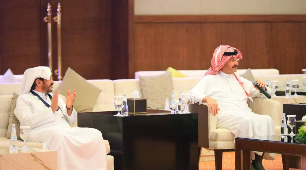 الأمير تركي بن طلال أمير منطقة عسير وسعد الأحمري (نادي أبها)