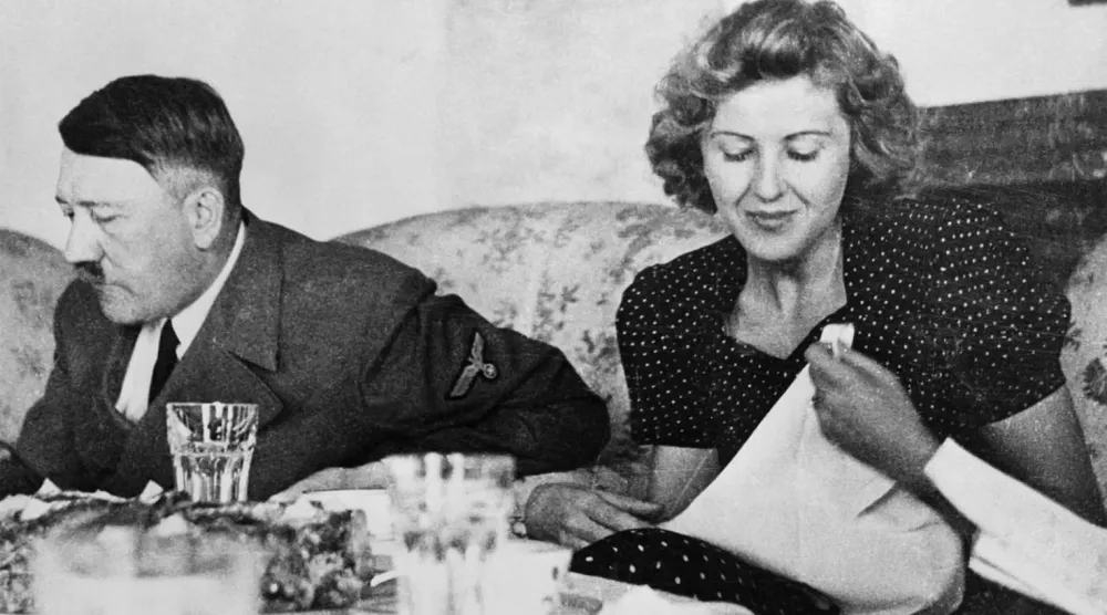 صورة عفوية لإيفا براون مع أدولف هتلر على مائدة الطعام (غيتي)