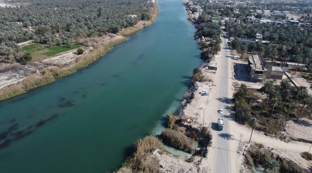 صورة من الأعلى لمرور نهر الفرات في مدينة النجف جنوب العراق (رويترز)