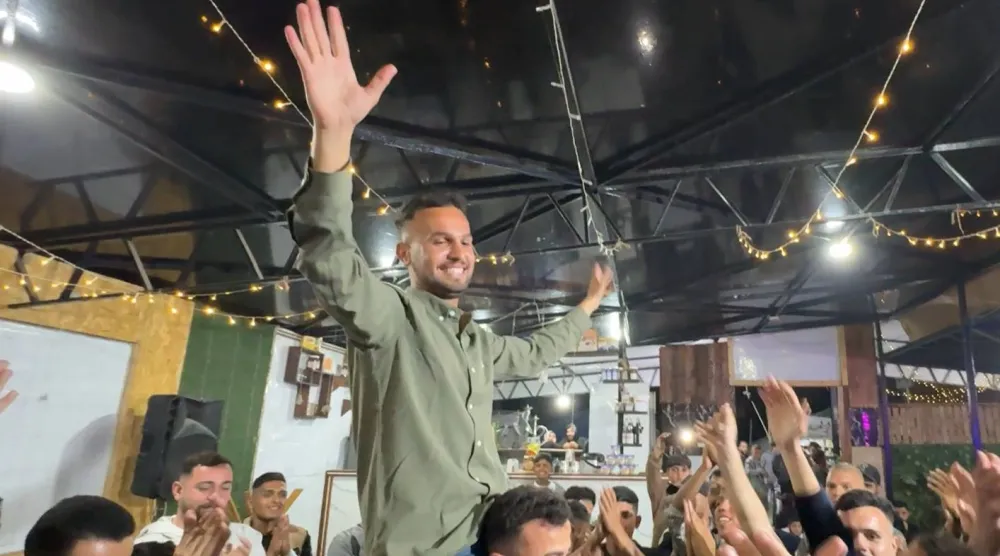 الفلسطيني أيمن محيسن يحتفل بزفافه في أبريل الماضي في حي الرمال بمدينة غزة (صورة قدمها محيسن)