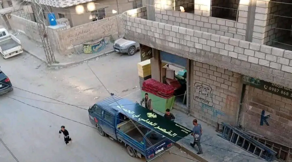 اللوحة التعريفية لـ«قصر العدل» خلال نقلها في شوارع الحسكة (مرصد الحسكة)