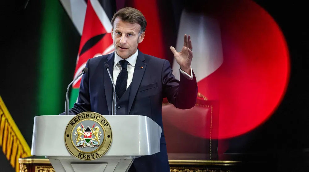 الرئيس الفرنسي إيمانويل ماكرون يتحدث خلال مؤتمر صحافي في نيروبي (أ.ف.ب)