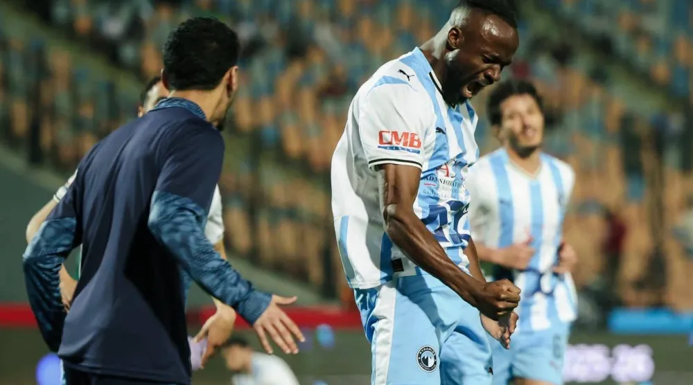 فيستون مايلي نجم بيراميدز يحتفل بهدفه في مرمى زد (نادي بيراميدز)