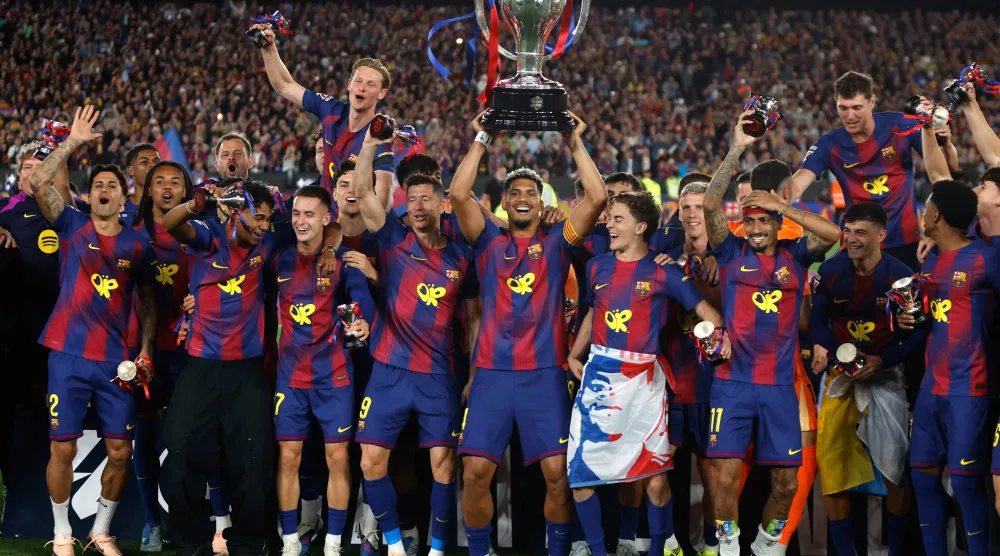لاعبو برشلونه خلال تتويجهم باللقب (أ.ب)