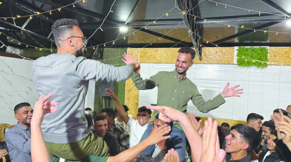 
الفلسطيني أيمن محيسن يحتفل بزفافه في أبريل الماضي بحي الرمال بمدينة غزة (صورة قدمها العريس)