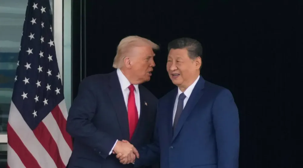 Donald Trump ve Şi Cinping, 30 Ekim 2025'te Güney Kore'nin Busan kentinde düzenlenen ABD-Çin zirvesi görüşmelerinin ardından tokalaşıyor (AP)