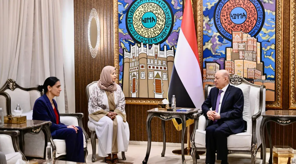 الرئيس رشاد العليمي خلال استقبال السفير البريطانية لدى اليمن (سبأ)