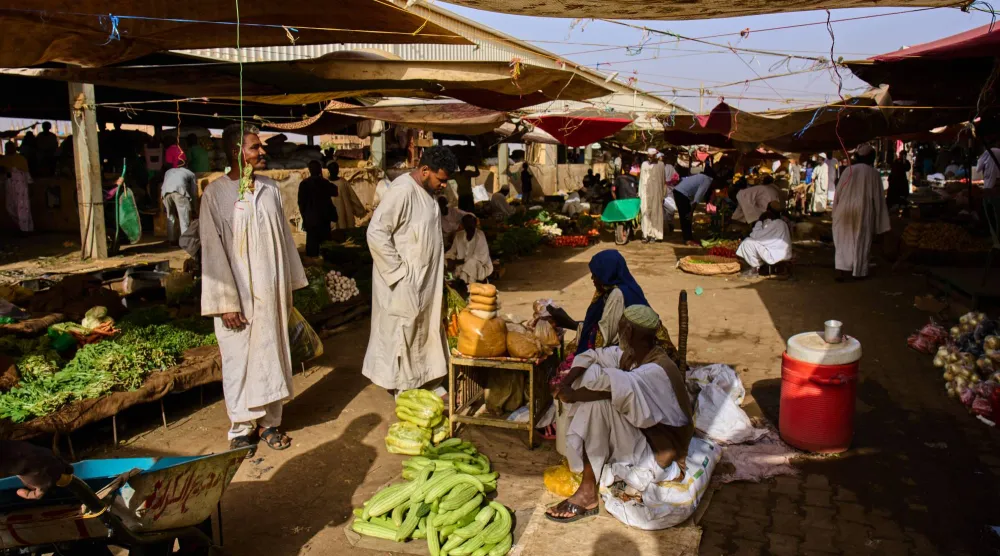 سودانيون في سوق بأم درمان على مشارف الخرطوم 26 أبريل 2026 (أ.ب)
