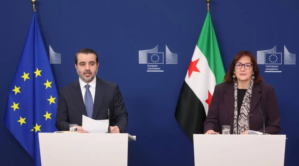 Avrupa Komisyonu’nun Akdeniz’den sorumlu üyesi Dubravka Šuica ile Suriye Dışişleri Bakanı Esad Hasan Şeybani, pazartesi günü Brüksel’de düzenlenen Suriye Ortaklık Forumu toplantısının ardından ortak basın toplantısına katıldı. (Reuters)
