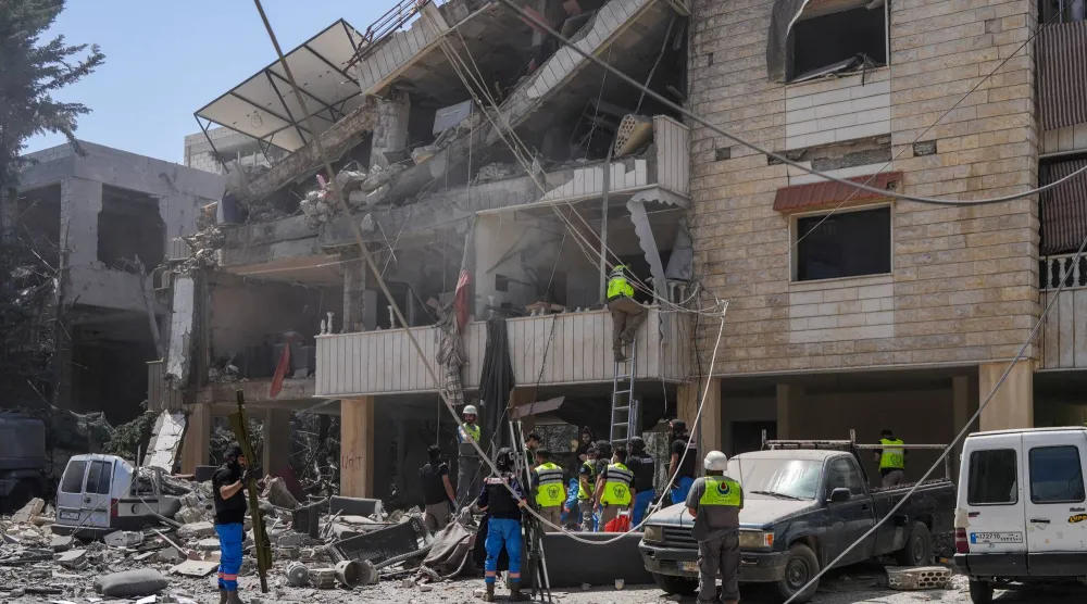 مبنى مدمر في بلدة كفرجوز جنوب لبنان نتيجة استهدافه بغارة إسرائيلية (رويترز)