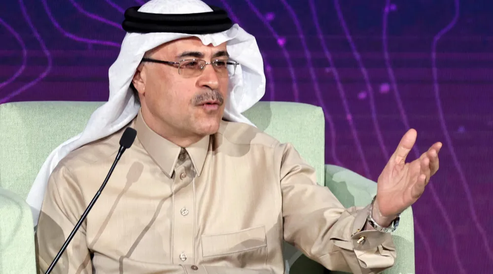 الرئيس التنفيذي لشركة «أرامكو» أمين الناصر متحدثاً خلال أحد المؤتمرات (رويترز)