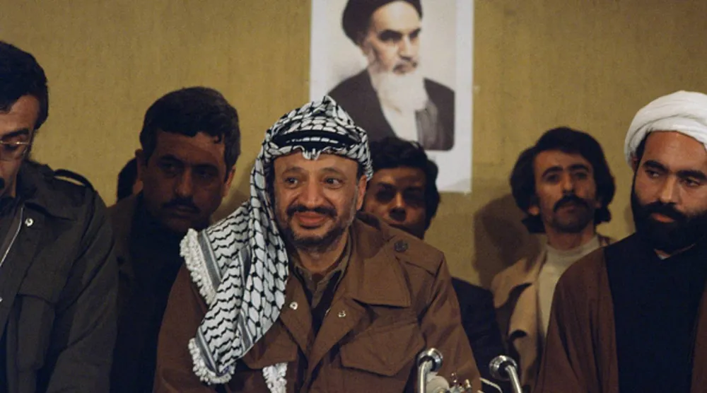 ياسر عرفات في زيارة لطهران خلال 17 فبراير 1979 وكان أول شخصية رسمية تزور إيران بعد «الثورة الإسلامية» (غيتي)