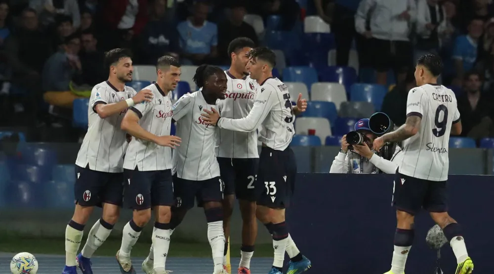 فرحة لاعبي بولونيا بالفوز على نابولي (أ.ف.ب)