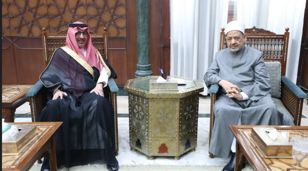 شيخ الأزهر خلال لقاء صالح بن عيد الحصيني الثلاثاء (المركز الإعلامي للأزهر) 