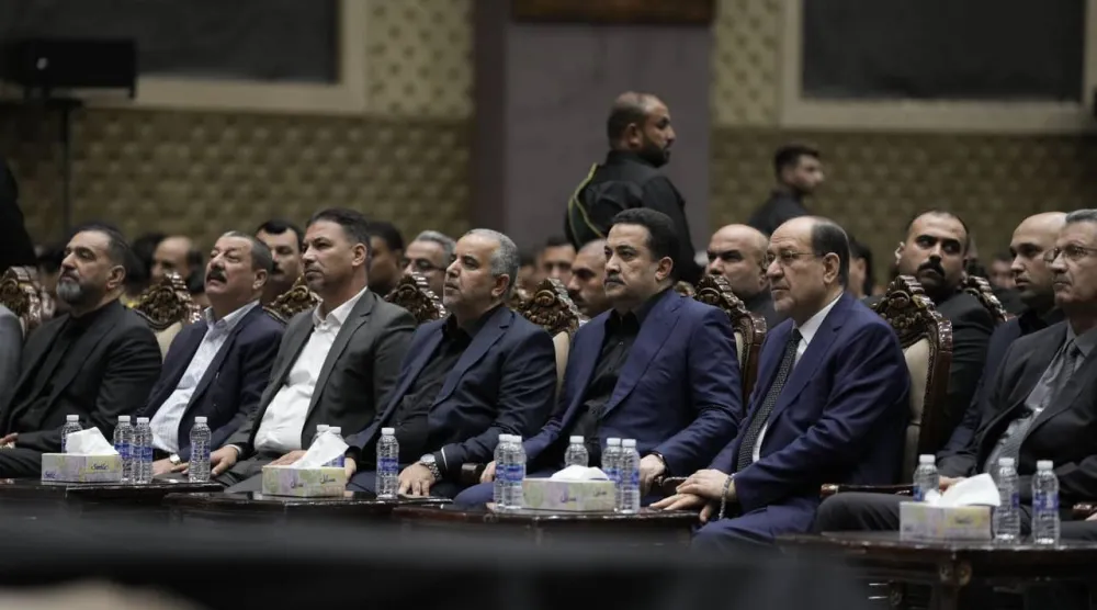 رئيس الوزراء العراقي المنتهية ولايته محمد السوداني بجانب نوري المالكي خلال مناسبة دينية في بغداد (إعلام حكومي)