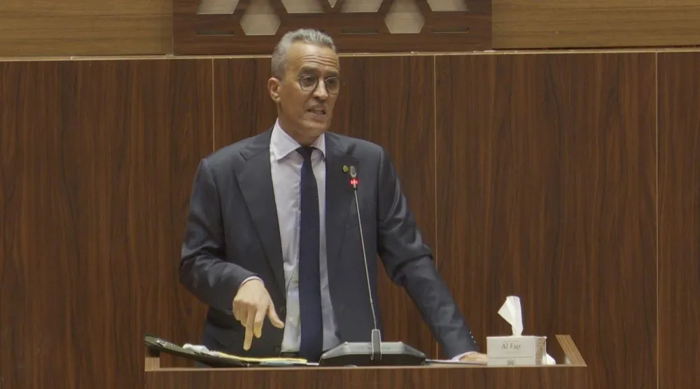 وزير الصيد الموريتاني خلال الجلسة المثيرة للجدل (وزارة الصيد على «فيسبوك»)