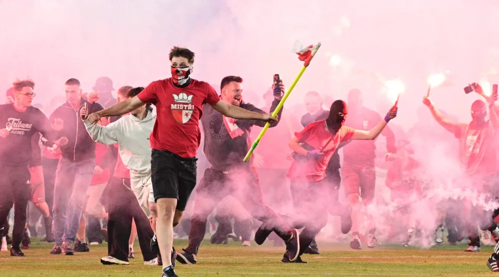 الشغب ألغى قمة الدوري التشيكي بين سلافيا وسبارتا براغ (أ.ب)