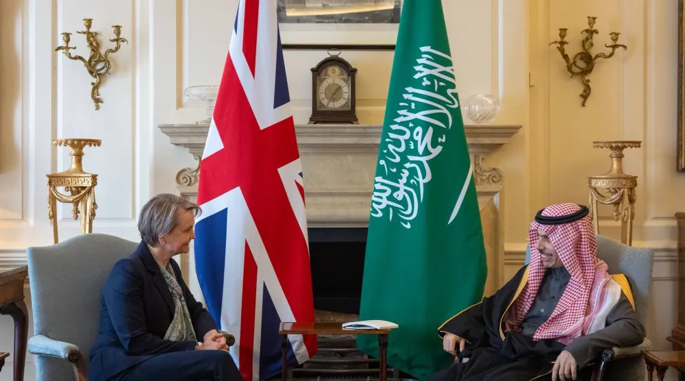 وزير الخارجية السعودي الأمير فيصل بن فرحان خلال لقائه مع نظيرته البريطانية إيفيت كوبر في لندن الثلاثاء (واس)