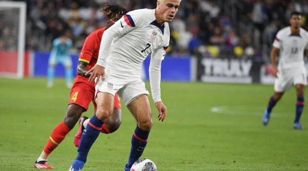 جيو رينا لاعب بوروسيا مونشينغلادباخ ومنتخب أميركا (رويترز)